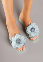 Jasnozielone Klapki Ozdobione Cyrkoniami i Kwiatową Aplikacją 3D Luritte. Zielone klapki damskie Renee, z aplikacjami, z jeansu, eleganckie, bez obcasa, na obcasie. Za 49.99 zł.