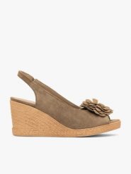 Jasnobrązowe sandały na koturnie z kwiatem. Brązowe sandały damskie Ryłko, bez wzorów, ze skóry, bez obcasa, na koturnie, bez zapięcia. Za 399.99 zł.