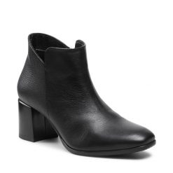 Botki Lasocki. Czarne botki damskie Lasocki, bez obcasa, na słupku, bez zapięcia. Za 139.99 zł.