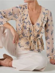 Półprzezroczysta bluzka w kwiatowy wzór - żółty. Żółte bluzki damskie Sinsay, l, bez wzorów, bez kołnierzyka, bez ramiączek. Za 39.99 zł.