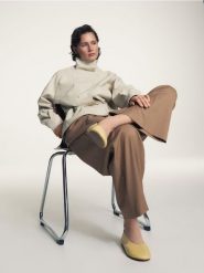 Skórzane baleriny - jasnożółty. Żółte baleriny damskie Reserved, bez wzorów, ze skóry, bez obcasa. Za 179.99 zł.