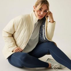 Damska kurtka puchowa Regatta Courcelle II. Białe kurtki sportowe damskie Regatta, l, bez wzorów, z puchu, bez kaptura, trekkingowe. Za 277.25 zł.