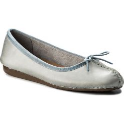 Baleriny CLARKS - Freckle Ice 261321164 Blue Grey. Baleriny damskie marki Clarks. W wyprzedaży za 199.00 zł.