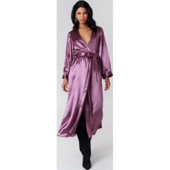 NA-KD Party Satynowy płaszcz z rozcięciem - Purple. Płaszcze damskie marki NA-KD Party. Za 121.95 zł.