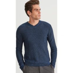 Sweter ze strukturalnej dzianiny - Niebieski. Niebieskie swetry przez głowę męskie Reserved, z dzianiny. Za 139.99 zł.