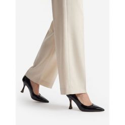 Czółenka Nine West. Czarne czółenka damskie Nine West, bez wzorów, bez obcasa, bez zapięcia. Za 249.99 zł.
