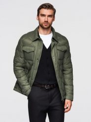 Kurtka pikowana męska w koszulowym fasonie – oliwkowa V2 - Rozmiar: M. Zielone kurtki męskie Ombre Clothing, m, z aplikacjami, z materiału, eleganckie, bez kaptura. W wyprzedaży za 254.99 zł.