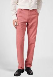 MESKIE SPODNIE WRANGLER GREENSBORO DESERT ROSE 112362445. Czerwone spodnie materiałowe męskie Wrangler, l, bez wzorów, z materiału. Za 219.99 zł.