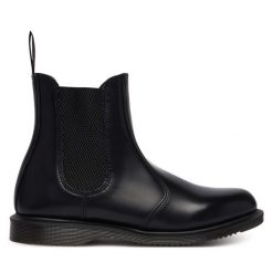 Sztyblety Dr. Martens. Czarne botki damskie Dr. Martens, bez obcasa, na płaskiej podeszwie, bez zapięcia. Za 849.99 zł.