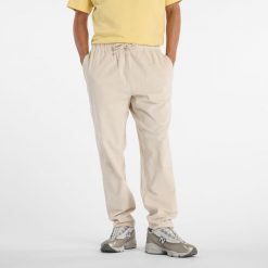 Spodnie męskie New Balance MP53521TWF – beżowe. Brązowe spodnie materiałowe męskie New Balance, m, bez wzorów, z bawełny, klasyczne. Za 599.99 zł.