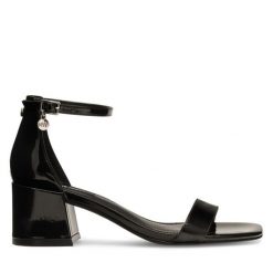 Sandały Nine West. Czarne sandały damskie Nine West, bez wzorów, bez obcasa, na słupku, bez zapięcia. Za 199.99 zł.
