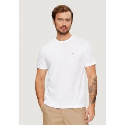 Koszulka crop top Mężczyzna GANT REG SHIELD SS T-SHIRT. Białe t-shirty męskie GANT, m, bez wzorów, z bawełny, bez kołnierzyka. Za 209.90 zł.