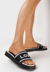 Czarne Klapki z Kwadratowym Noskiem i Paskiem z Napisem Jeliana. Czarne klapki damskie Born2be, bez wzorów, eleganckie, bez obcasa, na płaskiej podeszwie. Za 74.99 zł.