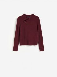Sweter z ozdobnym detalem - bordowy. Czerwone swetry damskie Reserved, l, bez wzorów, z dzianiny, bez kołnierzyka, bez ramiączek, bez kaptura. Za 119.99 zł.