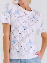 Bluzka swetrowa z haftowanymi kwiatami - kremowy. Białe bluzki damskie Sinsay, l, bez wzorów, bez kołnierzyka, bez ramiączek. Za 39.99 zł.