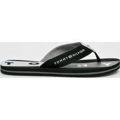 Tommy Hilfiger - Japonki. Czarne klapki damskie Tommy Hilfiger, bez wzorów, z materiału, bez obcasa, bez zapięcia. Za 139.90 zł.