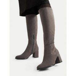 Kozaki JENNY. Brązowe kozaki damskie Jenny, bez obcasa, na słupku. Za 199.99 zł.