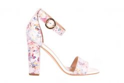 Sandały Bayla-056 8024-1292 Białe Sandały w Kwiaty, Skóra naturalna - 40. Białe sandały damskie Bayla, bez wzorów, ze skóry, bez obcasa, bez zapięcia. W wyprzedaży za 134.10 zł.