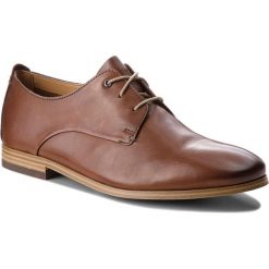 Półbuty CLARKS - Chinley Walk 261336067 British Tan Leather. Półbuty na co dzień męskie marki Clarks. W wyprzedaży za 249.00 zł.