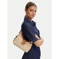 Torebka Guess. Brązowe torebki do ręki damskie Guess, z aplikacjami, klasyczne, bez dodatków. Za 589.99 zł.