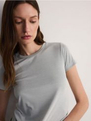 Prążkowany t-shirt z modalem - jasnoszary. Szare t-shirty damskie Reserved, l, bez wzorów, z dzianiny, bez kołnierzyka. W wyprzedaży za 35.99 zł.