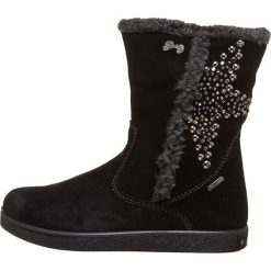 Skórzane kozaki zimowe w kolorze czarnym. Czarne buty zimowe dziewczęce Primigi, bez wzorów, z gore-texu, bez zapięcia. W wyprzedaży za 205.95 zł.