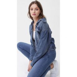 Niebieska Kurtka Bout. Niebieskie kurtki damskie Born2be, m, bez wzorów, z jeansu, bez kaptura. Za 109.99 zł.
