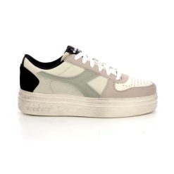Sneakersy damskie DIADORA MAGIC BOLD DUNES WN. Białe obuwie sportowe damskie Diadora, bez wzorów, trekkingowe. Za 239.99 zł.