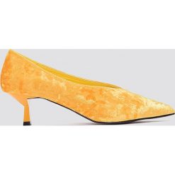 NA-KD Shoes Welurowe czółenka na niskim obcasie - Orange. Pomarańczowe czółenka damskie NA-KD Shoes, z weluru. W wyprzedaży za 48.59 zł.