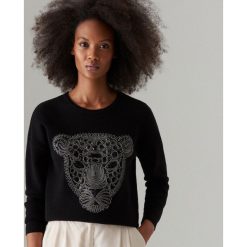 Sweter z cekinowym zdobieniem - Czarny. Czarne swetry damskie Mohito, l, z aplikacjami, bez kołnierzyka, bez ramiączek, bez kaptura. Za 119.99 zł.