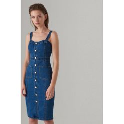 Jeansowa midi sukienka - Niebieski. Niebieskie sukienki damskie marki Mohito, bez wzorów, z jeansu, bez kołnierzyka, bez ramiączek. Za 159.99 zł.