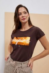 T-shirt z napisem ciemnbrązowy. Bluzki damskie MOODO, xs, bez wzorów, z bawełny, bez kołnierzyka. W wyprzedaży za 29.99 zł.