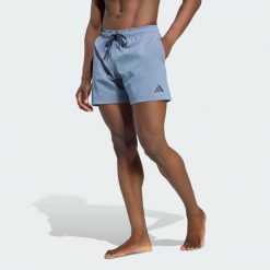 SZORTY DO PŁYWANIA IRIDESCENT SEERSUCKER SWIM SHORTS 5 INCH. Niebieskie krótkie spodenki sportowe męskie Adidas, m, bez wzorów, z elastanu, do pływania. Za 199.00 zł.
