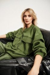 Bluza z dużymi kieszeniami i wiązaniem w pasie khaki. Brązowe bluzy damskie MOODO, l, bez wzorów, bez kaptura. W wyprzedaży za 35.99 zł.
