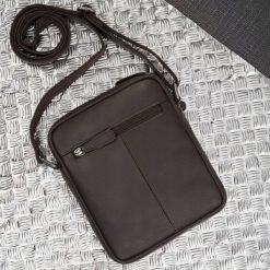 Paolo Peruzzi Saszetka męska skórzana na ramię z tłoczeniem typu carbon brązowa AL-19-BR. Brązowe saszetki męskie Paolo Peruzzi. Za 239.19 zł.