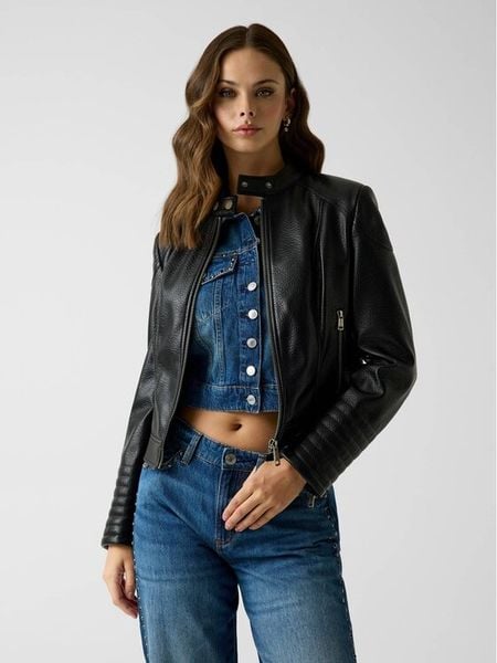 Guess Kurtka przejściowa 182723 Czarny Classic Fit. Czarne kurtki damskie Guess, l, z aplikacjami, bez kaptura. Za 694.99 zł.