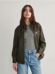 Kurtka oversize z efektem postarzenia - brązowy. Brązowe kurtki damskie Reserved, l, bez wzorów, ze skóry, bez kaptura. W wyprzedaży za 69.99 zł.