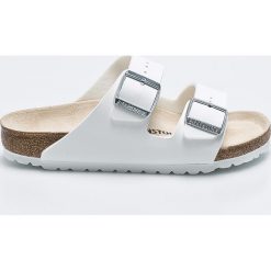 Birkenstock - Klapki Arizona. Białe klapki damskie Birkenstock, bez wzorów, z materiału, bez obcasa, na płaskiej podeszwie, bez zapięcia. W wyprzedaży za 219.90 zł.