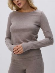 Dzianinowa bluzka - brązowy. Brązowe bluzki damskie Reserved, l, bez wzorów, z bawełny, bez kołnierzyka, bez ramiączek. Za 89.99 zł.