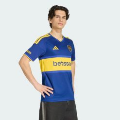 Koszulka Boca Juniors 26/27 Home. Niebieskie koszulki sportowe męskie Adidas, xl, bez wzorów, z dzianiny, bez kołnierzyka, bez ramiączek, do piłki nożnej, climacool (adidas). Za 439.00 zł.