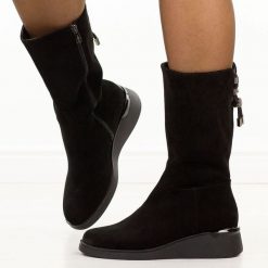 Czarne wyższe skórzane botki damskie Filippo Dbt7210/25. Czarne botki damskie Filippo, na jesień, z dzianiny, eleganckie, z okrągłym noskiem, bez obcasa, na koturnie, bez zapięcia. Za 359.00 zł.