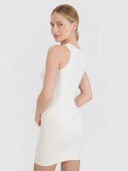 4F Sukienka mini z prążkowanej dzianiny damska - biała S. Białe sukienki damskie 4f, na co dzień, s, bez wzorów, z dzianiny, eleganckie, bez kołnierzyka, bez ramiączek, maxi, dopasowane. W wyprzedaży za 59.99 zł.
