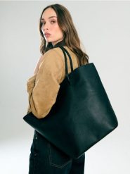 Torebka typu tote - czarny. Czarne torebki do ręki damskie Sinsay, bez wzorów, bez dodatków. Za 49.99 zł.