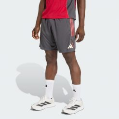 Spodenki treningowe Liverpool FC Tiro 25 Competition. Czarne krótkie spodenki sportowe męskie Adidas, bez wzorów, do piłki nożnej. Za 199.00 zł.