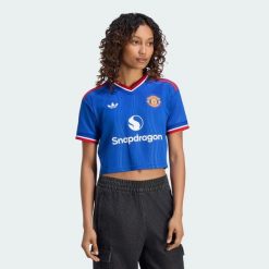 Krótka koszulka wyjazdowa Manchester United 26/27. Niebieskie koszulki sportowe damskie Adidas, l, bez wzorów, z dzianiny, bez kołnierzyka, bez ramiączek, do piłki nożnej, climacool (adidas). Za 369.00 zł.