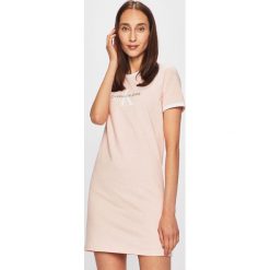 Calvin Klein Jeans - Sukienka. Czerwone sukienki damskie Calvin Klein Jeans, l, bez wzorów, z bawełny, casualowe, bez kołnierzyka, bez ramiączek. W wyprzedaży za 199.90 zł.