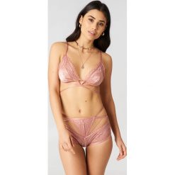 For Love & Lemons Biustonosz z koronką Karina - Pink. Różowe figi damskie For Love & Lemons, w koronkowe wzory, z koronki. W wyprzedaży za 210.78 zł.