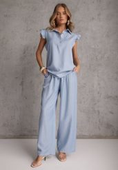 Jasnoniebieski Komplet z Wiskozą Bluzka z Kołnierzem i Spodnie Wide Leg Naunne. Niebieskie spodnie materiałowe damskie Renee, bez wzorów, z wiskozy, bez ramiączek. Za 99.99 zł.