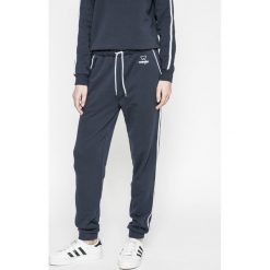 Wrangler - Spodnie. Spodnie sportowe damskie marki Wrangler. W wyprzedaży za 169.90 zł.
