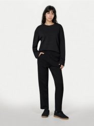 Spodnie dresowe z prostą nogawką - czarny. Czarne spodnie dresowe damskie Sinsay, l, bez wzorów, z dresówki. Za 35.99 zł.